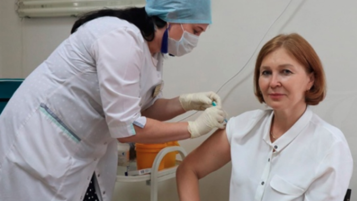 Заместитель губернатора Курганской области поставила прививку от коронавируса