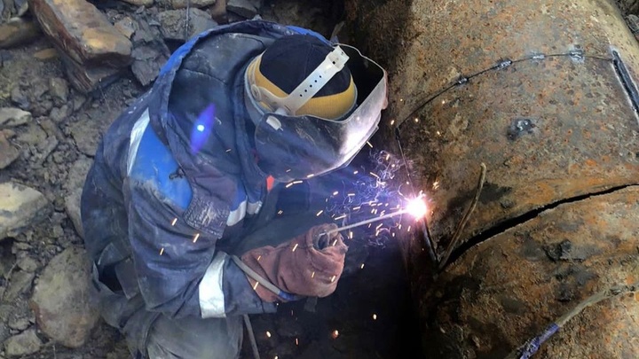 В Сочи заварили дыру в трубе, из которой бил 23-метровый фонтан после схода оползня