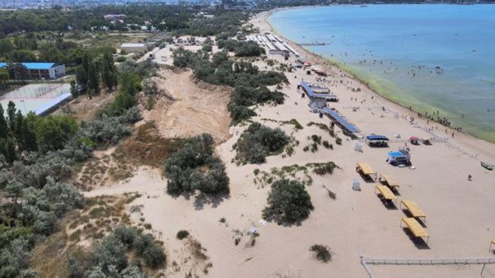 В Анапе неизвестные перекопали пляжные дюны