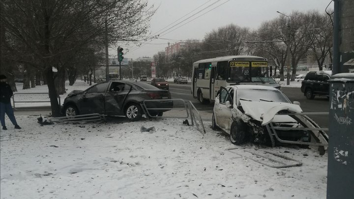 В Челябинске в ДТП на улице Братьев Кашириных пострадали две девушки