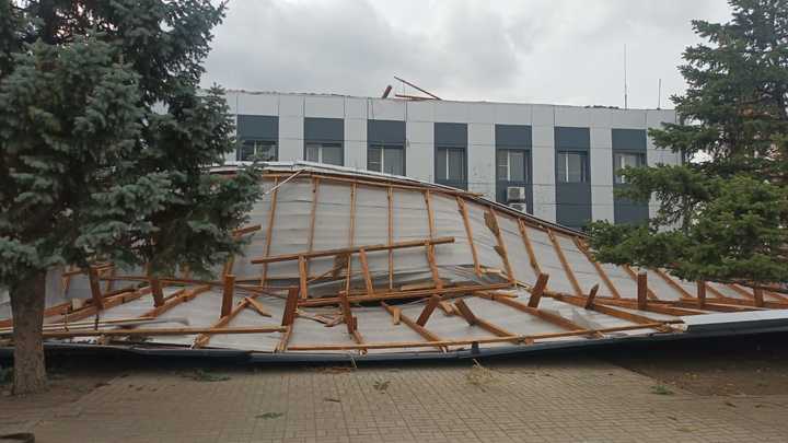 Ветром сорвало крышу с торгового дома в Староминском районе