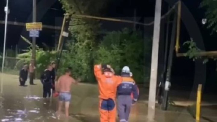 Плавать не умел, зацепился за ветку: в Сочи потоком воды молодого человека унесло в реку