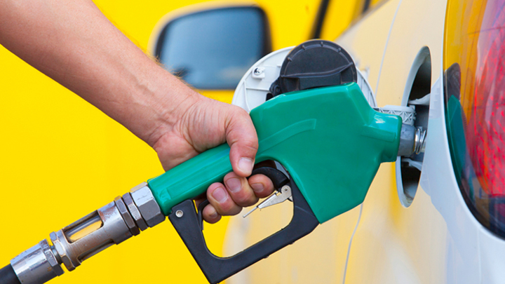 Эксперты рассказали, как снизить цену бензина на 4 рубля за литр