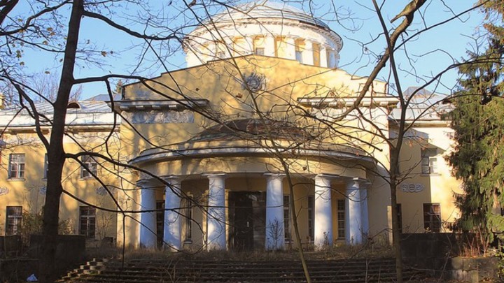 Комплекс зданий XIX века в Шуваловском парке Петербурга продают за 366 миллионов рублей