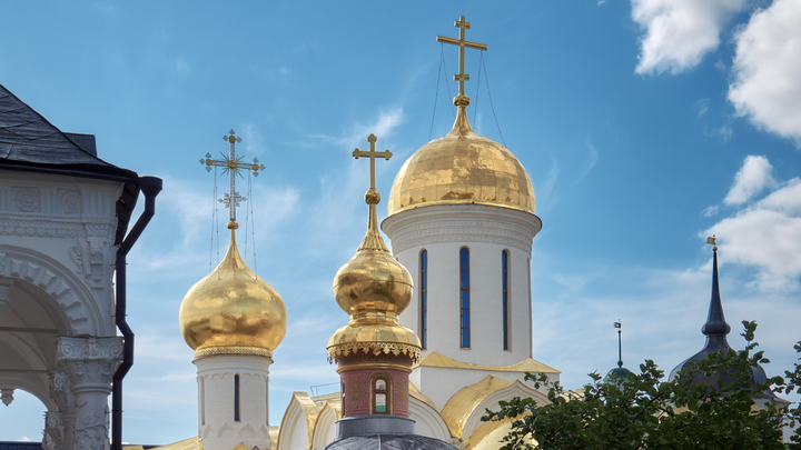 Огонь охватил колокольню: В Троице-Сергиевой лавре начался пожар
