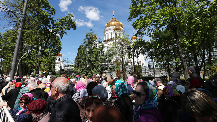 Зачем стоять в очереди к мощам святителя Николая?