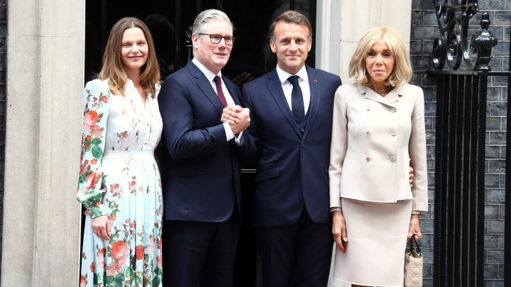 Британская газета объяснила поведение жены Макрона в Лондоне