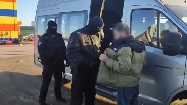 13 человек увезли силовики с мигрантского рынка в Челябинске