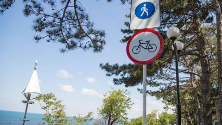 В Анапе запретили кататься на велосипедах по набережной