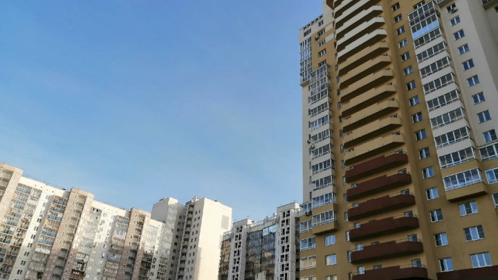 Альпинист сорвался с крыши дома во время чистки наледи в Челябинске: что известно