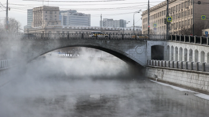 Неуправляемая Toyota улетела в Яузу в центре Москвы