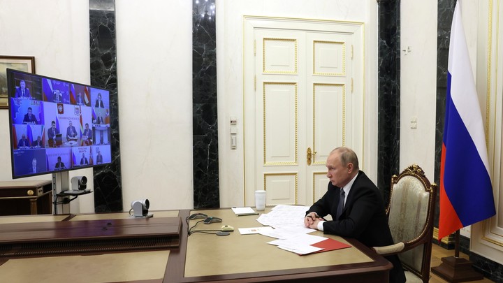 Папка с грифом Секретно на столе Путина: Инсайдеры раскрыли содержимое и тут же попались