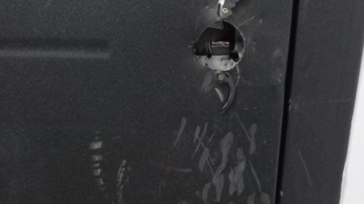 В Краснодаре мужчина с топором напал на квартиру соседки с новорождённым