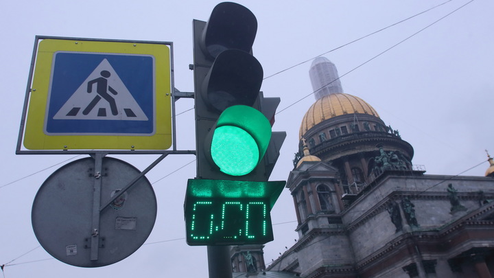 Лысым в маске снять бороду! Что увидели петербуржцы на новых знаках для пешеходных переходов