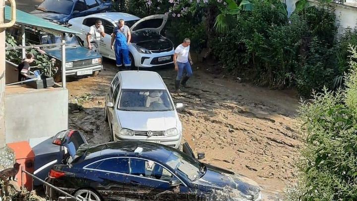 Расчищают 300 человек: Появились кадры последствий потопа в Сочи