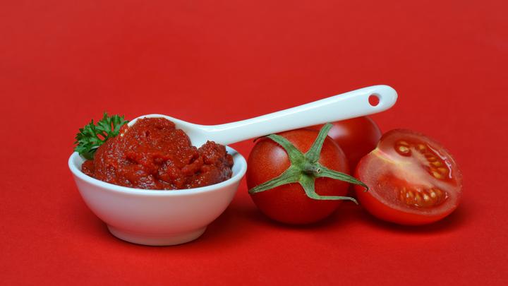 Как спасти томатную пасту от плесени? Блогер научила подписчиков простой хитрости