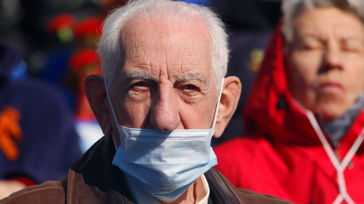 Работу за 145 тысяч в месяц предложили пенсионерам в Петербурге