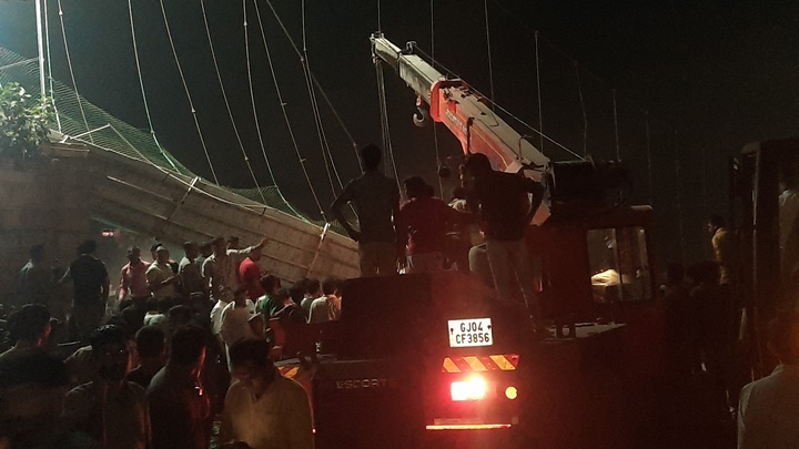 Обрушение моста в Индии: что произошло, жертвы, видео