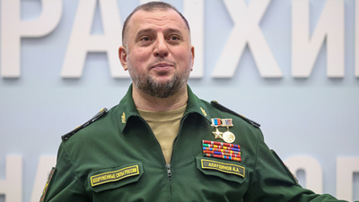 Знамя спецназа Ахмат подняли в воздухе над Москвой, опубликовано видео