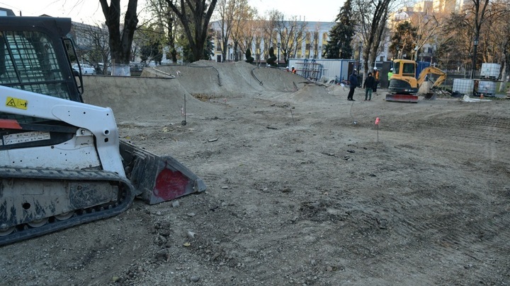 Проект разработали вместе со спортсменами: В сквере Дружбы народов Краснодара строят скейт-парк