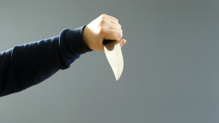 Спасли 30 прописей: Закрывшая собой детей от мужчины с ножом учительница рассказала, как отбивалась от злодея