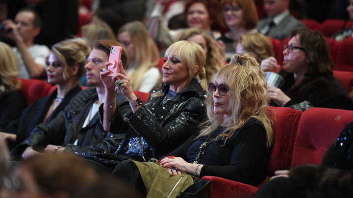 А я живу одна - Пугачева и загадочное фото, Красава в розыске, Лолита призвала побояться Бога