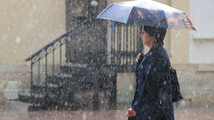 На Сочи может обрушиться месячная норма осадков, в городе открыли девять ПВР