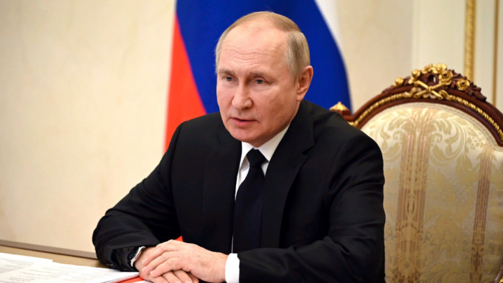 Путин анонсировал соцгарантии для детей добровольцев: Все выполняют священный долг