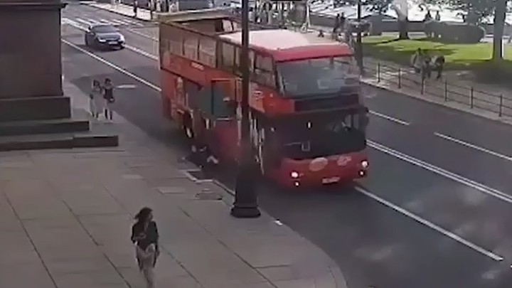 Поездка на роликах в центре Петербурга закончилась больницей. Девушку сбил автобус