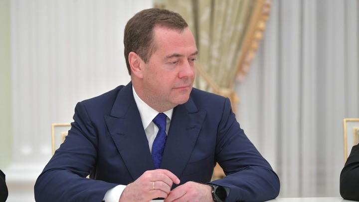 Медведев прокомментировал редактирование Урсулой фон дер Ляйен своего твита: Выглядит унизительно