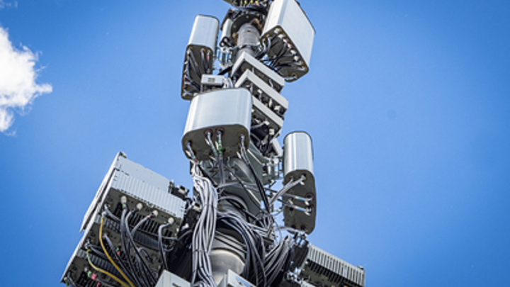 У русских безотказно работает АК-47 и телега: Сбой Facebook и WhatsApp вызвал волну мемов