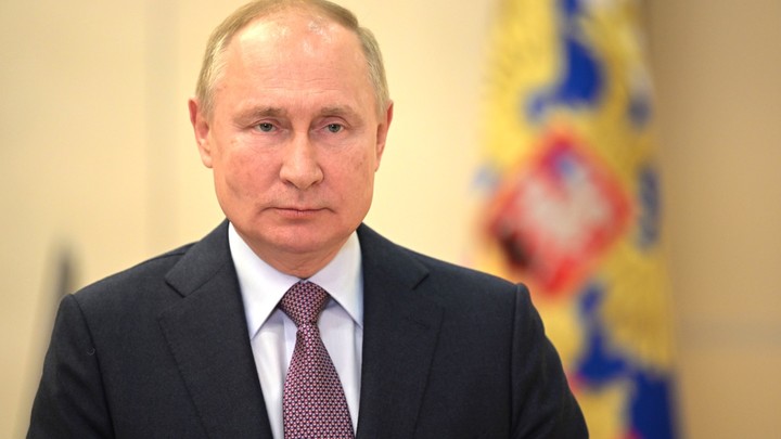 Путина хотят подставить? Хазин предсказал радикальный 2022 год