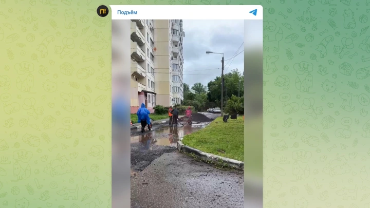 В Лобне рабочие стали укладывать асфальт в лужу и попали на видео