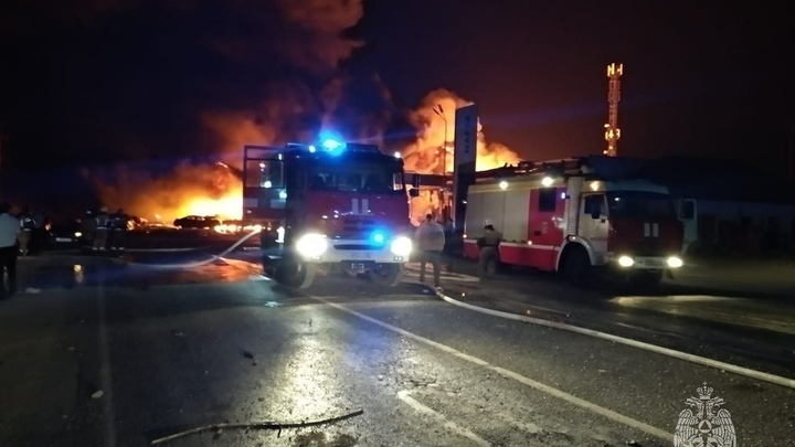 Опубликовано видео крупного пожара в цехе ГК «Озерная» в Бурятии