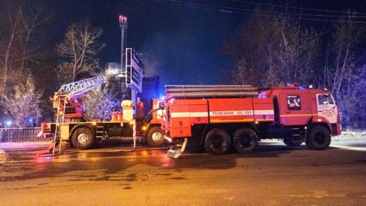 Двухэтажный дом сгорел ночью в центре Читы