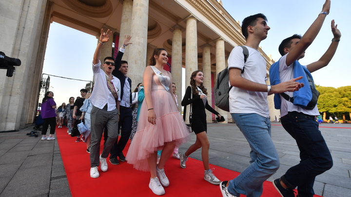 Сергей Собянин поздравил московских выпускников с успешным окончанием школы