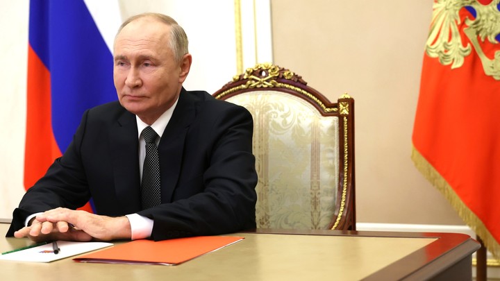 В центре Турина растянули баннер с триколорами и поздравлениями Путину