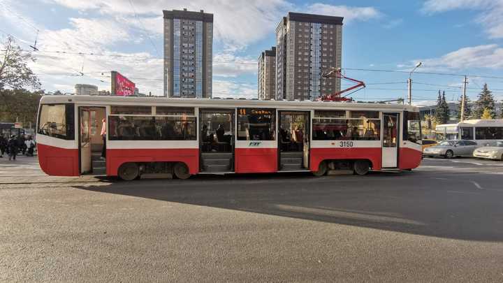 Трамвай и кроссовер Honda столкнулись на перекрёстке в Новосибирске