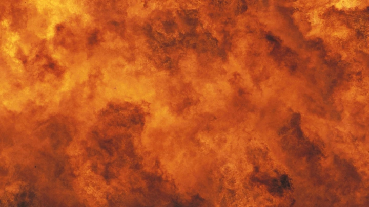 Попытка завести авто обернулась взрывом. На водителе - ни царапины. Автоэксперт поделился версией