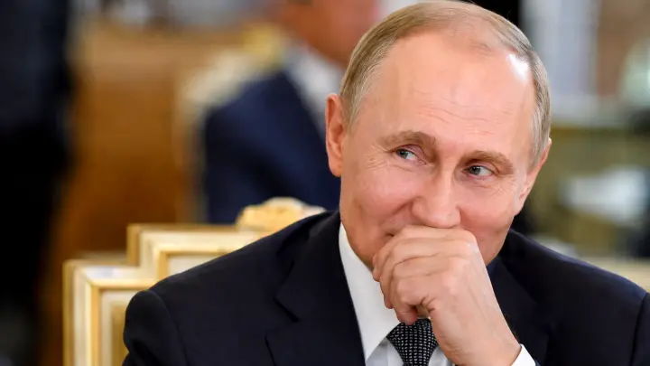 Путин опять сделал по-своему. Внимание на лица агентов ФСО Путин опять сделал по-своему. Внимание на лица агентов ФСО