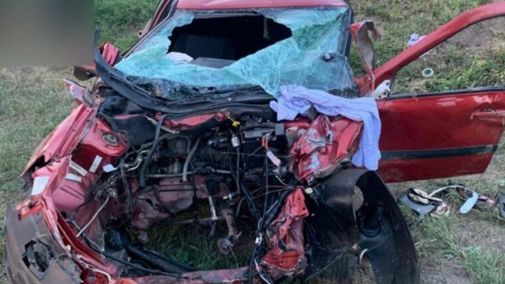 На Кубани легковушка врезалась в фуру