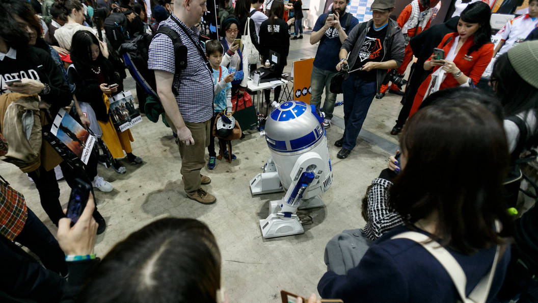 Робот R2-D2 и шлем Дарта Вейдера ушли с молотка Робот R2-D2 и шлем Дарта Вейдера ушли с молотка