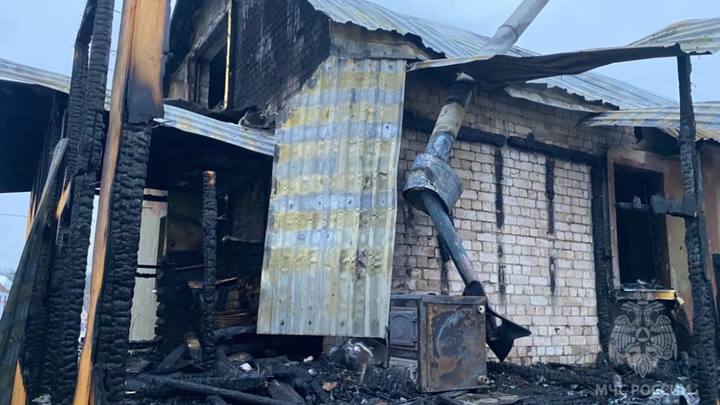 Под Ивановом после спасения из горящего дома бабушка вернулась за документами и обгорела