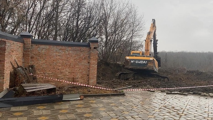 Мощный оползень в Ростове: начались работы по устранению провала грунта в переулке Тувинском