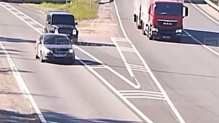 Двое взрослых и ребенок пострадали после аварии Gelandewagen и легковушки на Зеленогорском шоссе