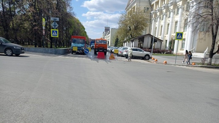 В центре Челябинска из-за подземной аварии ограничили движение