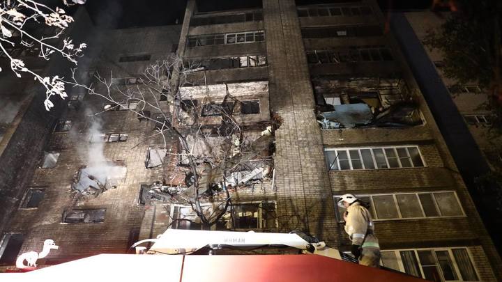 Жителей сгоревшего в Ейске дома начали пускать домой за вещами и документами