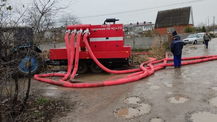 В Славянске-на-Кубани подтопило 68 домов, в пункт временного размещения эвакуировали трёх человек