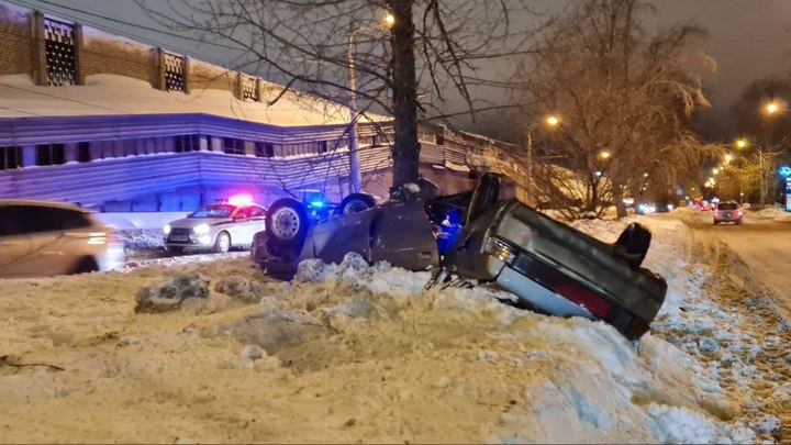 Один погиб, другой ранен: в Тольятти ВАЗ врезался в дерево и перевернулся
