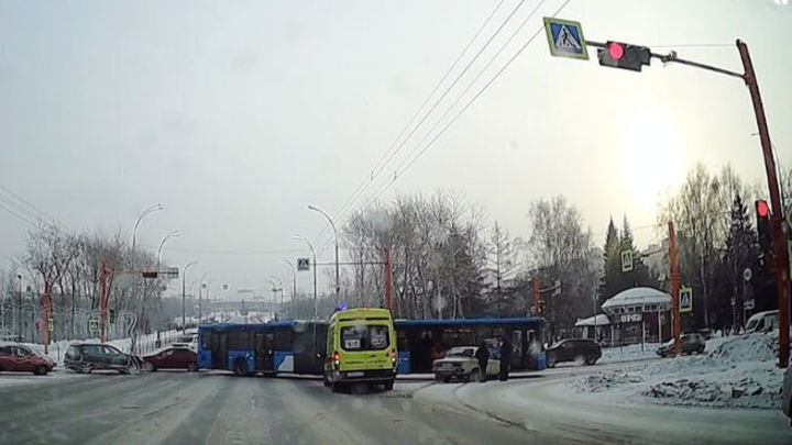 Автобус встал поперёк дороги после ДТП в Кемерове